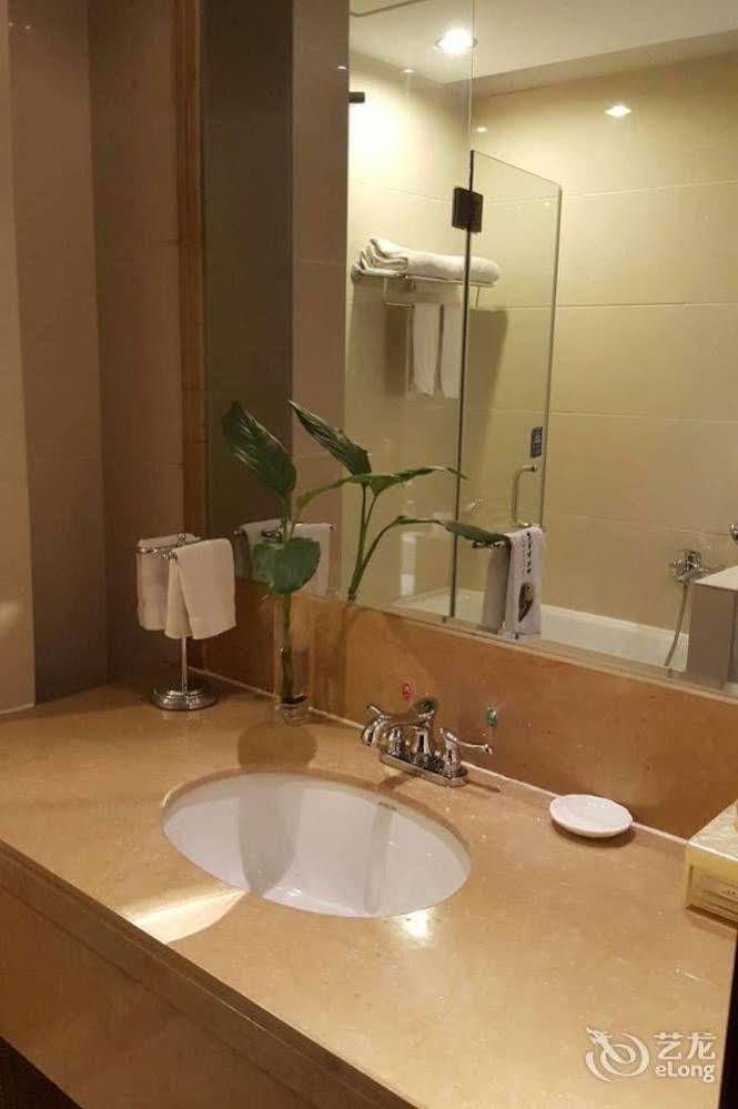 Golden Dragonball Hotel Guilin Buitenkant foto